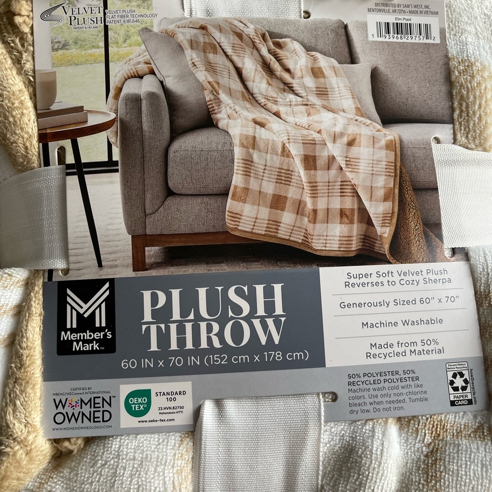 Plush throw blanket